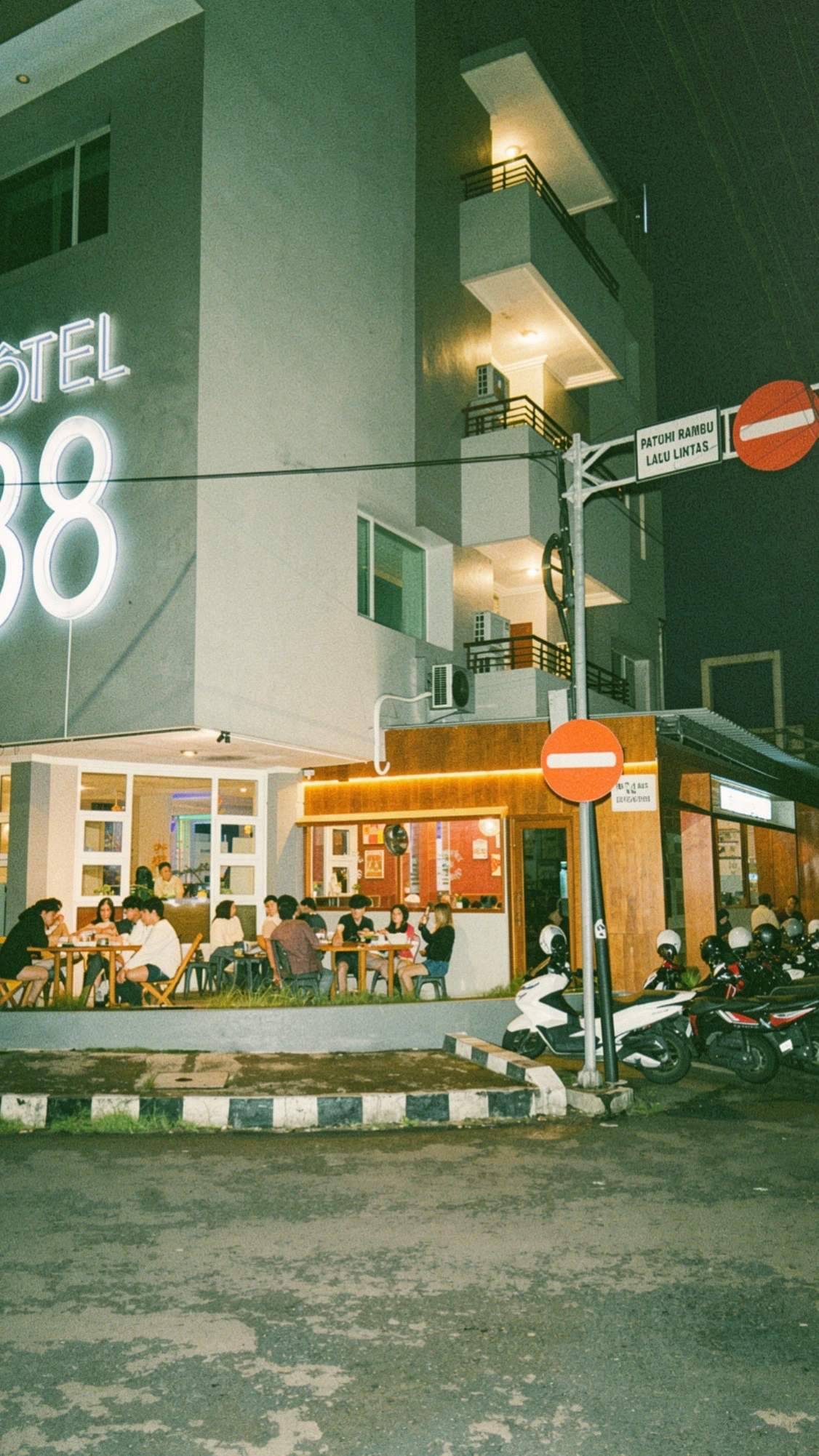 Suasana Luar Coffee Shop District 88 Jember